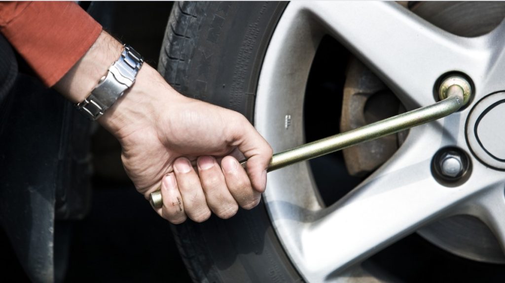 lug nuts fastening